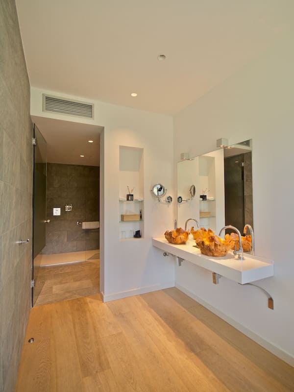 Separate tub and shower, deep soaking tub, rainfall showerhead