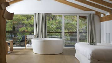 Suite | ผ้าปูที่นอนฝ้ายอียิปต์, เครื่องนอนระดับพรีเมียม, ตู้นิรภัยในห้องพัก
