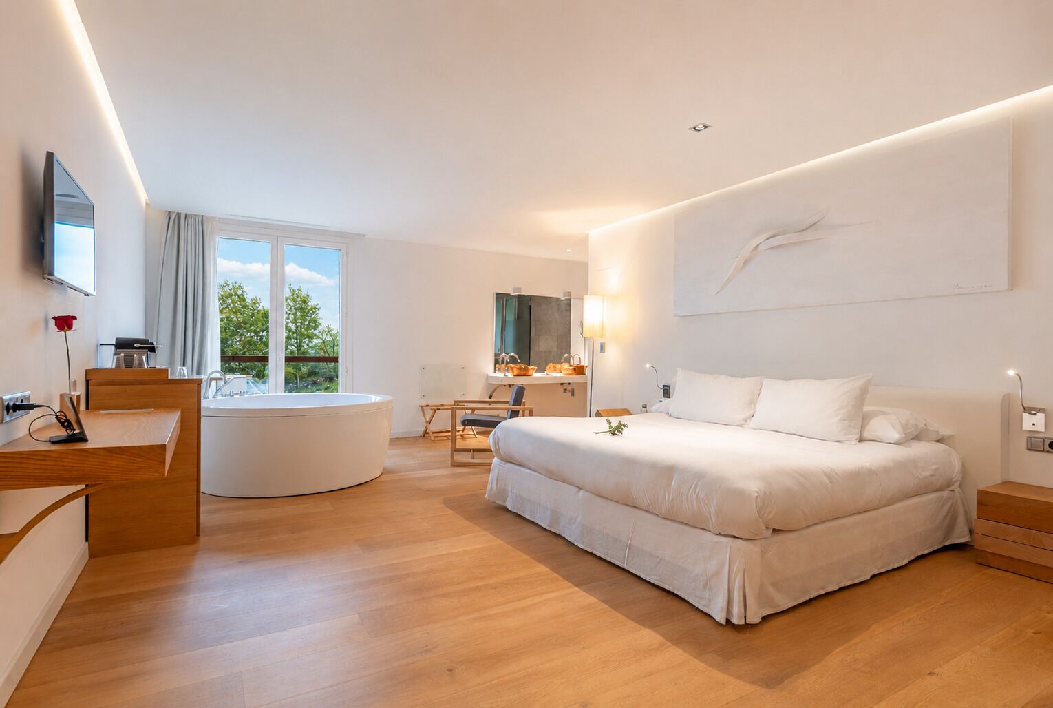 Premium | Egyptian cotton sheets, premium bedding, in-room safe, desk