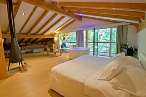 Suite | Egyptian cotton sheets, premium bedding, in-room safe, desk - Arantza Hotela (Arantza)