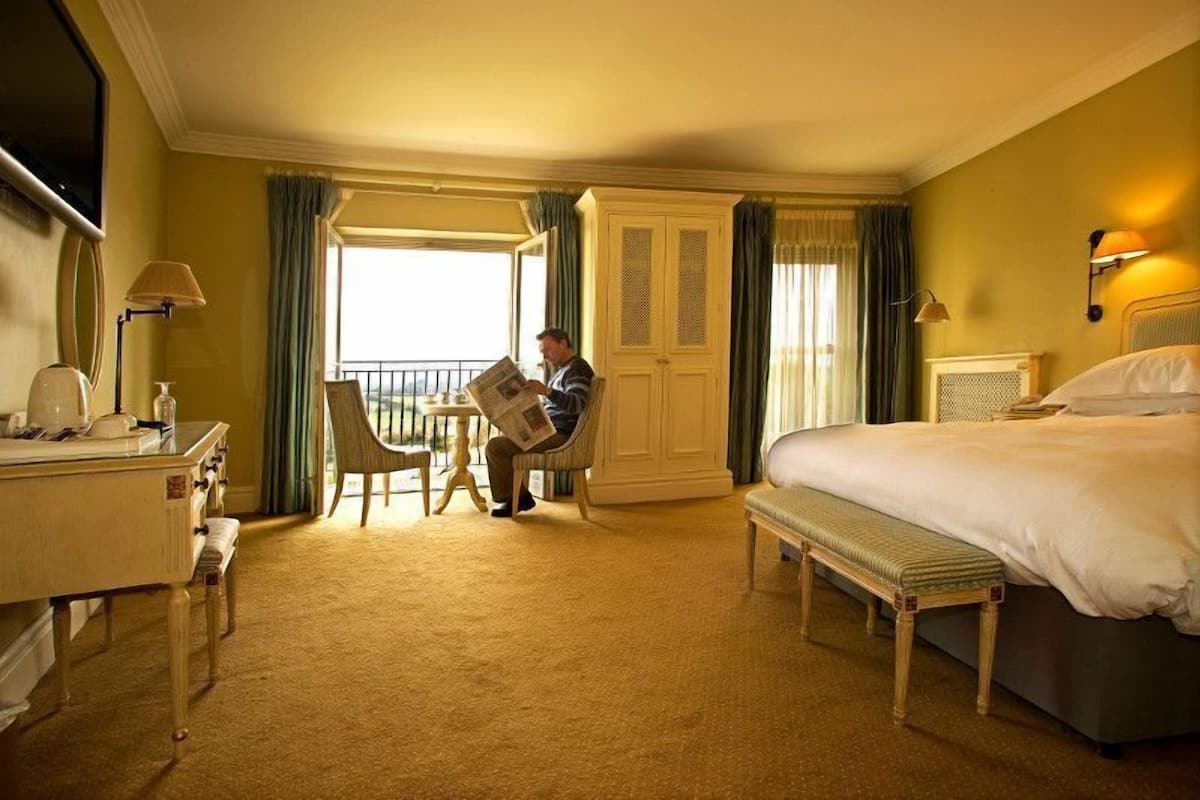 Travel cot, rollaway beds, free WiFi, bed sheets