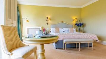 Travel cot, rollaway beds, free WiFi, bed sheets