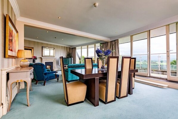 Lunch och middag serveras