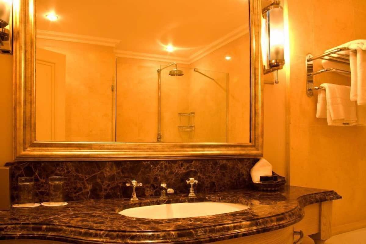 free toiletries, towels