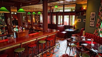 Serves lunch and dinner