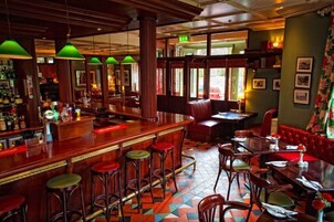 Serves lunch and dinner