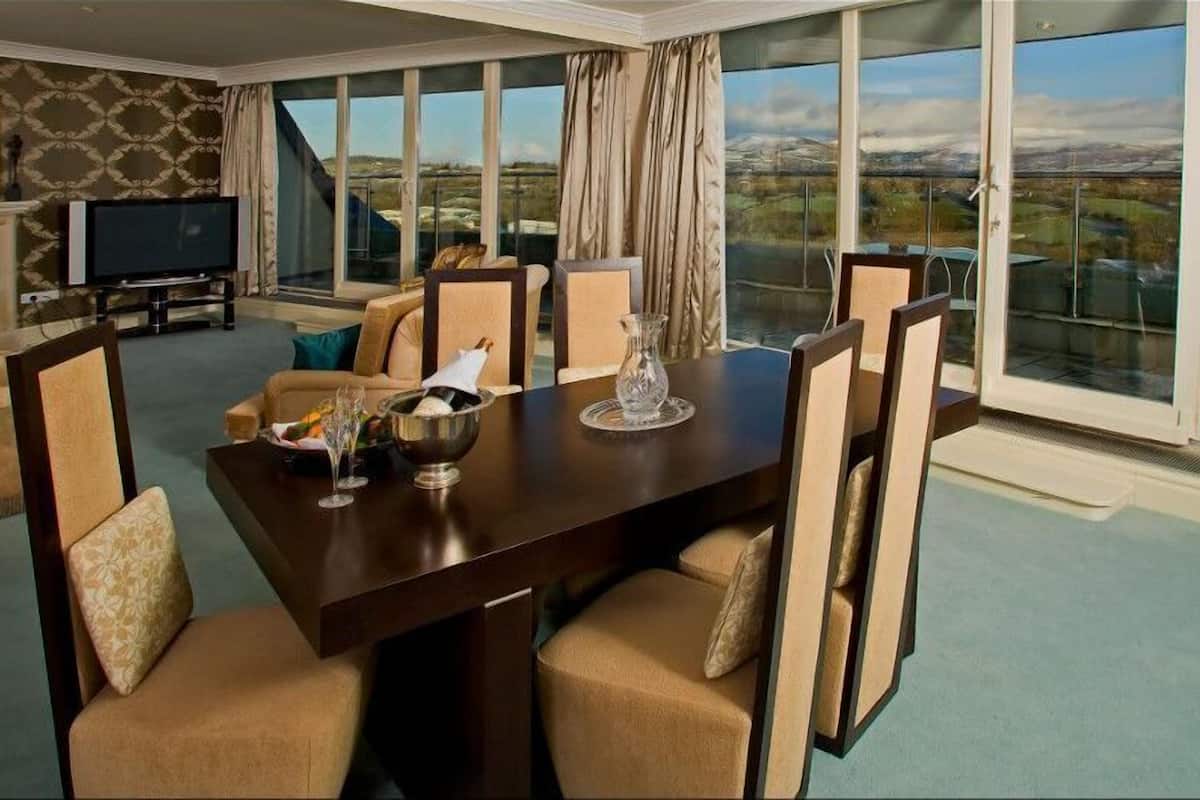 Penthouse | Travel cot, rollaway beds, free WiFi, bed sheets