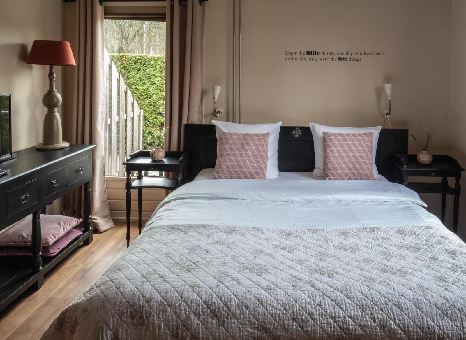 Een strijkplank/strijkijzer, babybedden, gratis wifi