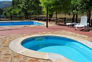 Piscina externa sazonal, guarda-sóis, espreguiçadeiras