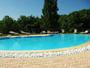 สระว่ายน้ำกลางแจ้ง, เก้าอี้อาบแดดริมสระ