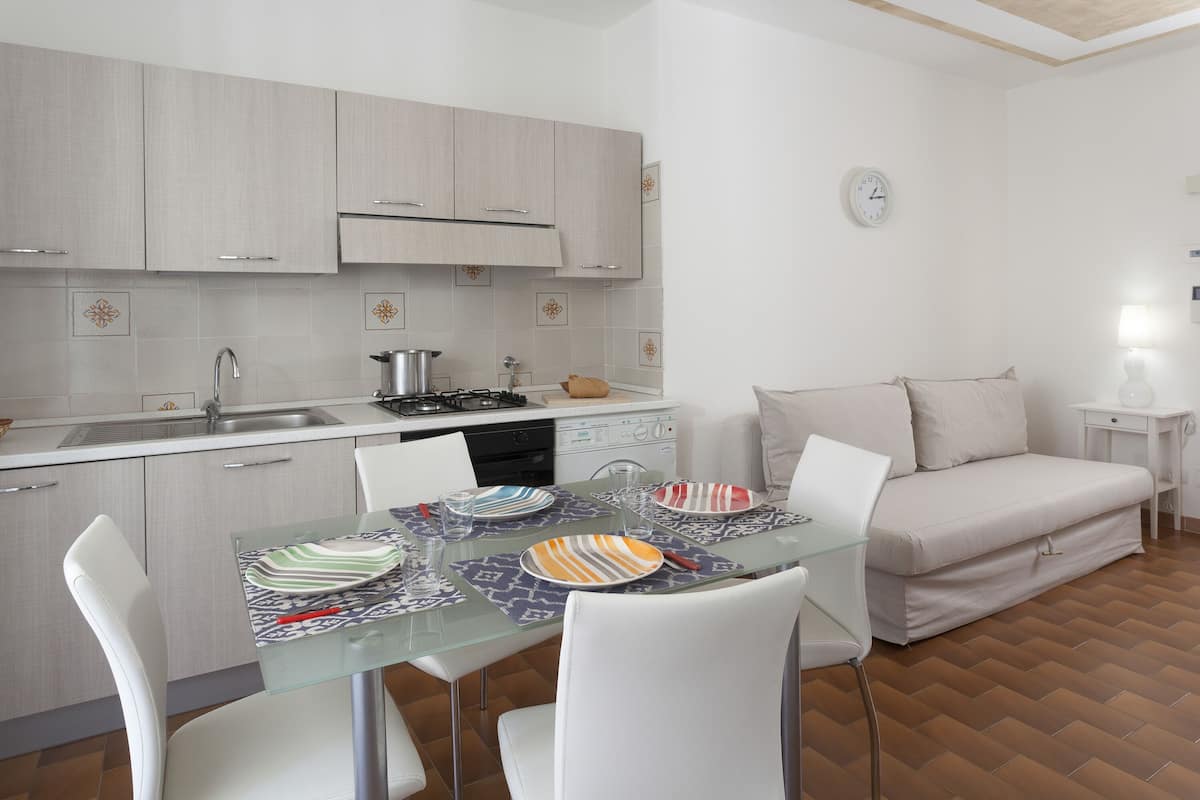 Standaard appartement, 1 slaapkamer | Privékitchenette | Een koelkast/vriezer, een magnetron, een oven, een kookplaat