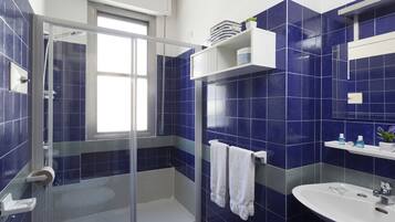 Superior Apartment | Bathroom | Free toiletries, hair dryer, bidet, towels