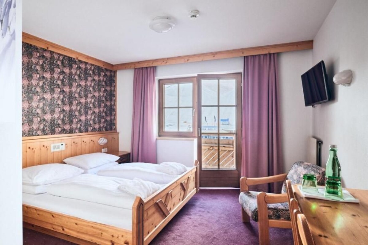Habitación doble estándar, vista a la montaña | Tabla de planchar con plancha, wifi gratis y ropa de cama 