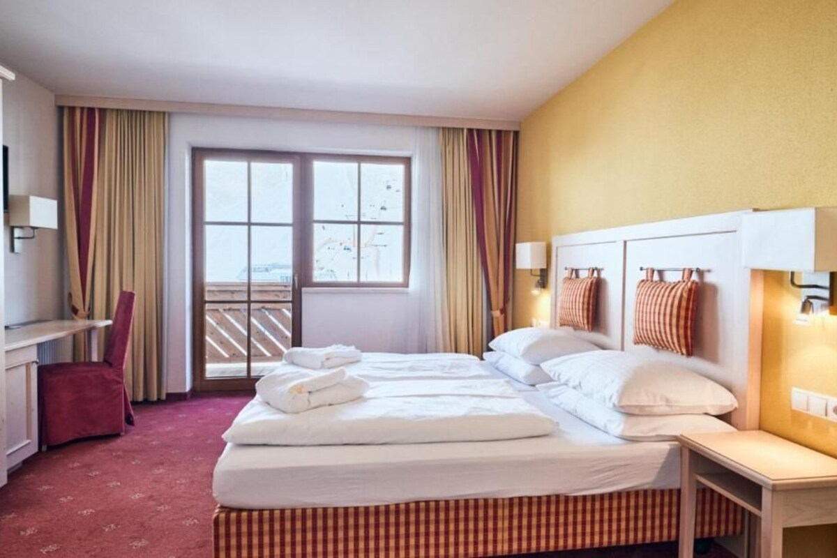 Habitación doble Confort, vista a la montaña | Tabla de planchar con plancha, wifi gratis y ropa de cama 