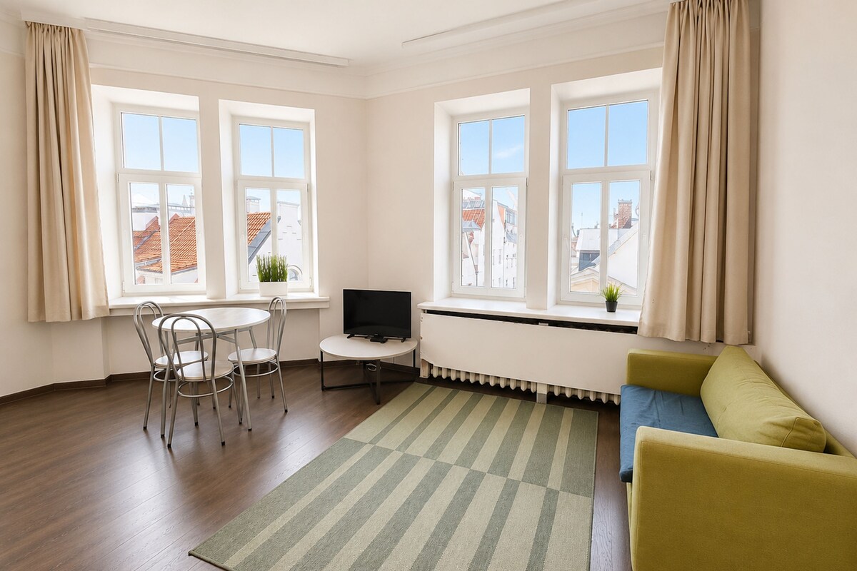 Apartment, Mehrere Betten | Wohnbereich | 32-Zoll-LED-Fernseher mit Digitalempfang, Fernseher