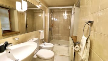 Apartment, 1 Bedroom | Bathroom | Hair dryer, towels