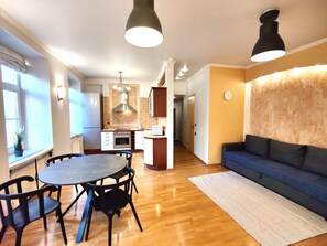 Apartment, 1 Schlafzimmer | Wohnbereich | 32-Zoll-LED-Fernseher mit Digitalempfang, Fernseher