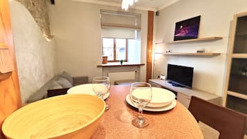 Departamento estándar | Área de sala de estar | Televisión LED de 32 pulgadas con canales digitales y televisión