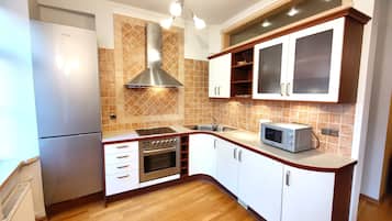 Departamento estándar | Cocina privada | Refrigerador, parrilla de estufa, tetera eléctrica y plancha de cocina