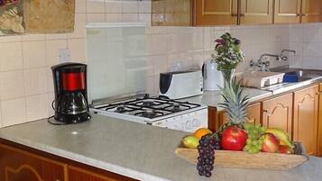 Cottage | Private kitchen | Full-size fridge, microwave, oven, stovetop