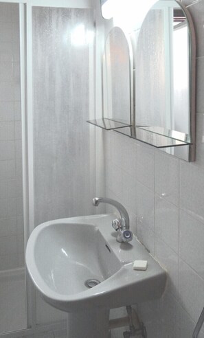 Cottage | Badkamer met wastafel