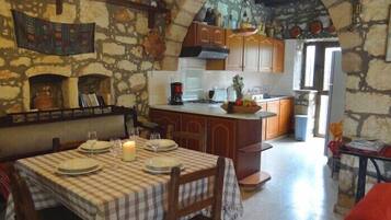 Cottage | In-room dining