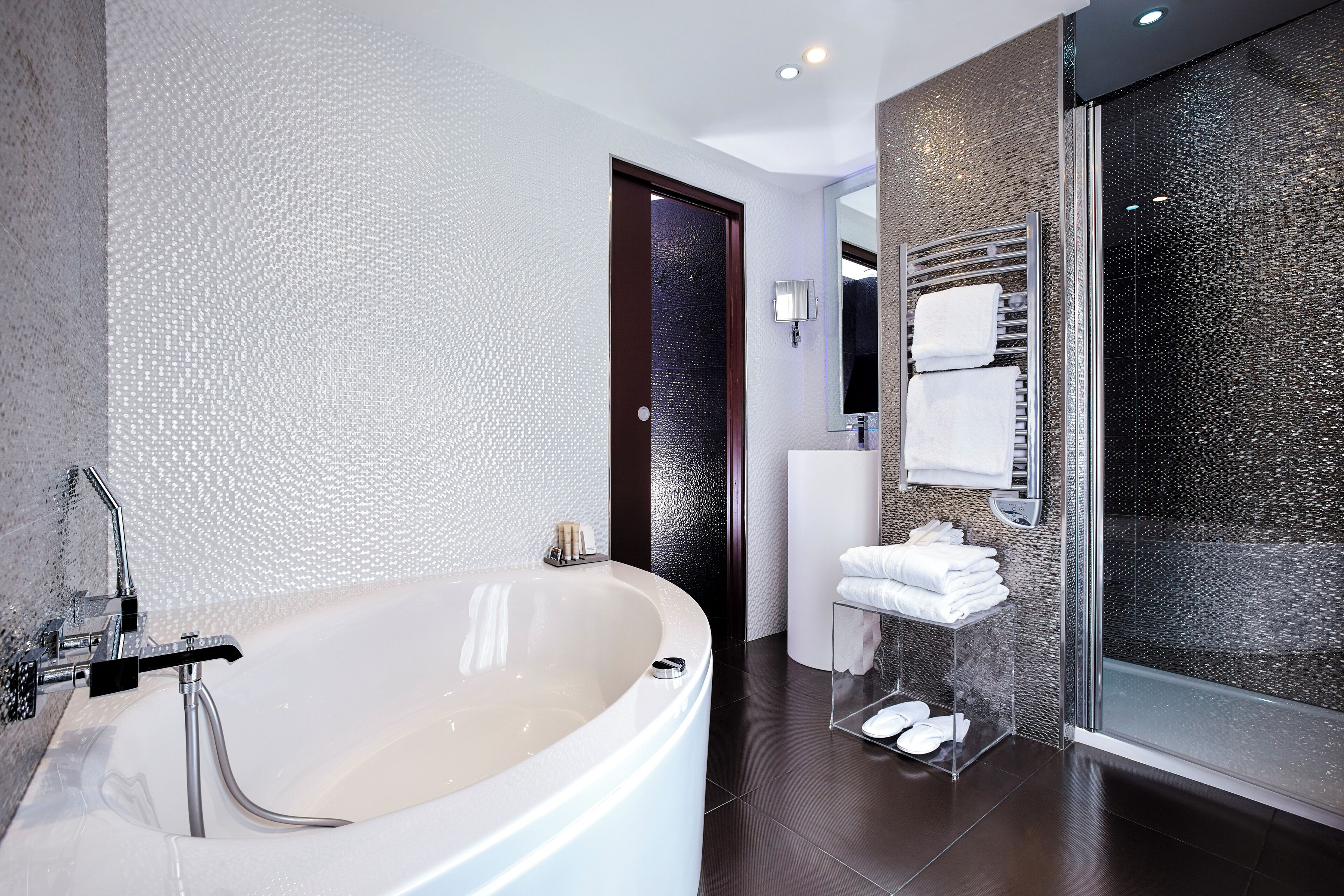 Suite (Studio Photo) | Badezimmer | Kostenlose Toilettenartikel, Haartrockner, Handtücher