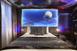 Luxe beddengoed, een minibar, een kluis op de kamer