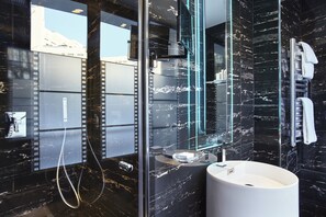 Gratis toiletartikelen, een haardroger, handdoeken