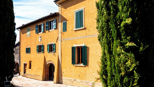 A building with multiple windows, a stone pathway, and a tree. - Agriturismo il Casolare - Villa Vettori (Poppi)