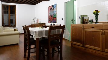 Suite, 2 Bedrooms, Private Bathroom, Tower | Living area