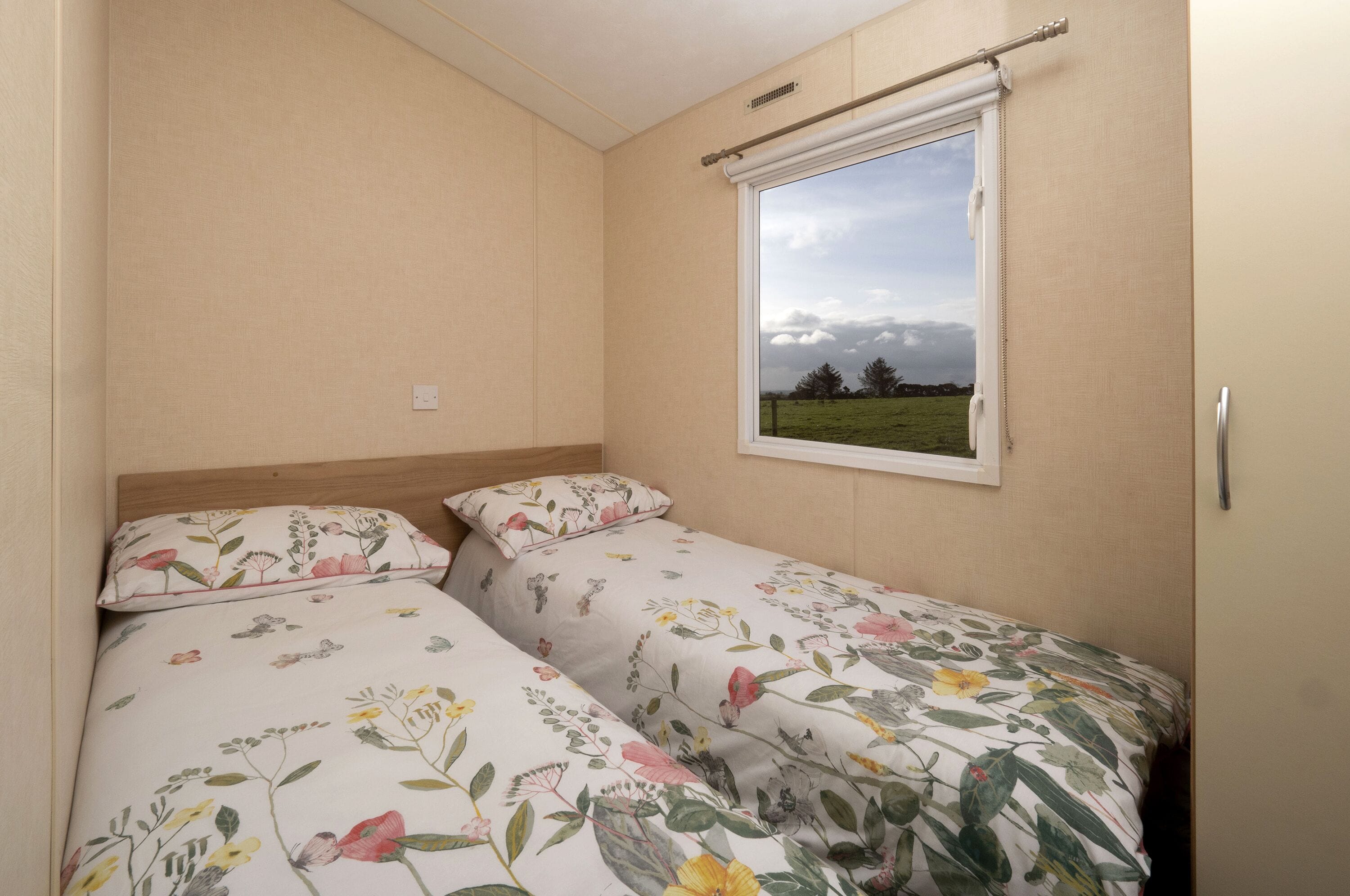 Tabla de planchar con plancha, wifi gratis y ropa de cama 