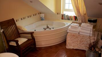 Luxury Room, Ensuite | Iron/ironing board, free WiFi, bed sheets