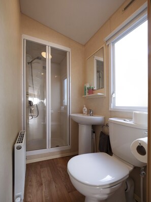 Maison mobile, salle de bain privée | Salle de bain | Serviettes fournies, savon, shampooing