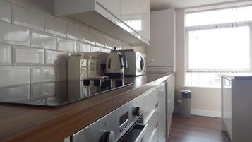 Appartement Luxe, salle de bains privée, vue mer (Apartment 2 - 5 Berth ) | Cuisine partagée