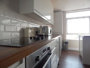 Luxury Apartment, Private Bathroom, Sea View (Apartment 2 - 5 Berth	) | Shared kitchen - Harcourt Place (Scarborough)
