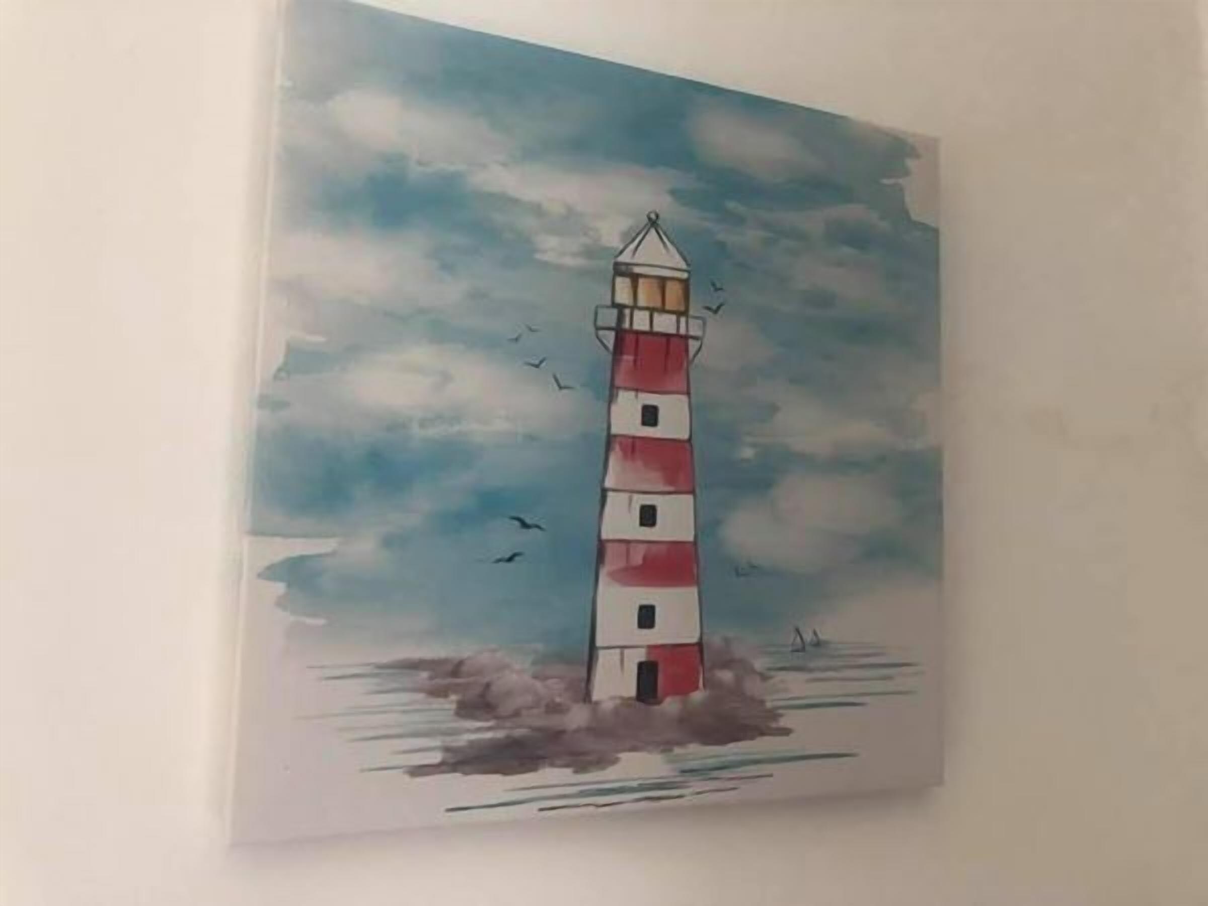 Un faro con una parte superior a rayas rojas y blancas, rodeado de agua y nubes.