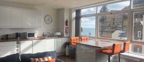 Luxury Apartment, Private Bathroom, Sea View (Apartment 2 - 5 Berth ) | Shared kitchen