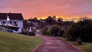 A residential street at dusk with houses, a clear sky, and a well-maintained lawn. - The Riverside Inn (Bristol)
