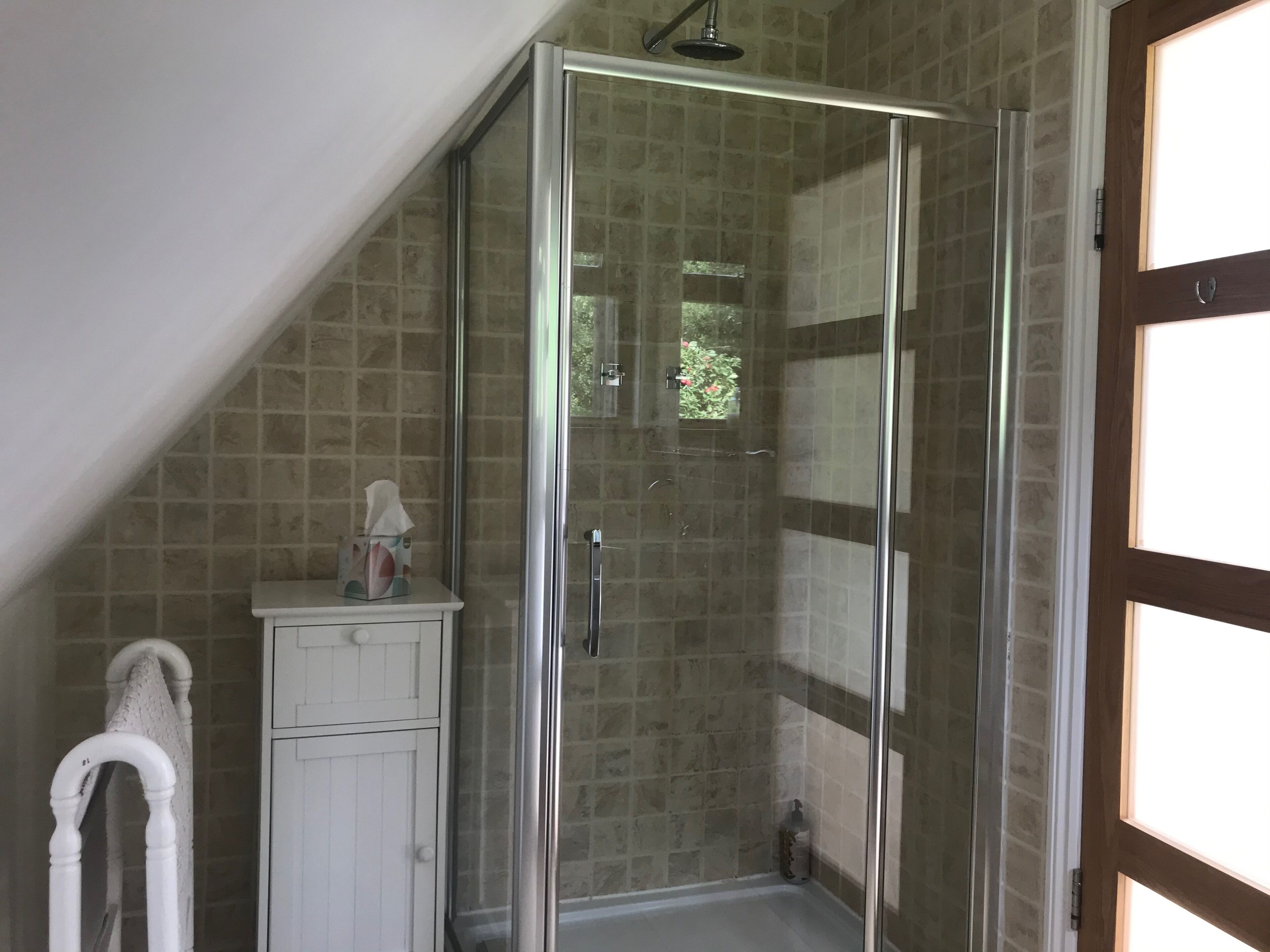 Kamar Double (Junior Suite) | Kamar mandi | Shower, perlengkapan mandi desainer, pengering rambut, dan handuk