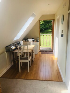 Tweepersoonskamer (Junior Suite) | Een strijkplank/strijkijzer, babybedden (toeslag), gratis wifi