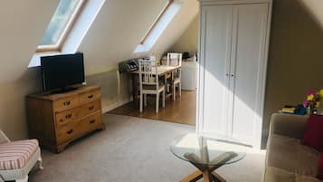 Kahden hengen huone (Junior Suite) | Silitysrauta/-lauta, vauvansängyt, ilmainen Wi-Fi, vuodevaatteet