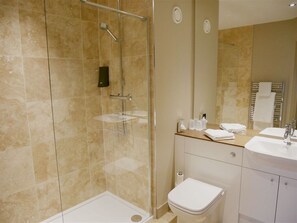 Habitación con 2 camas individuales, baño en la habitación | Baño