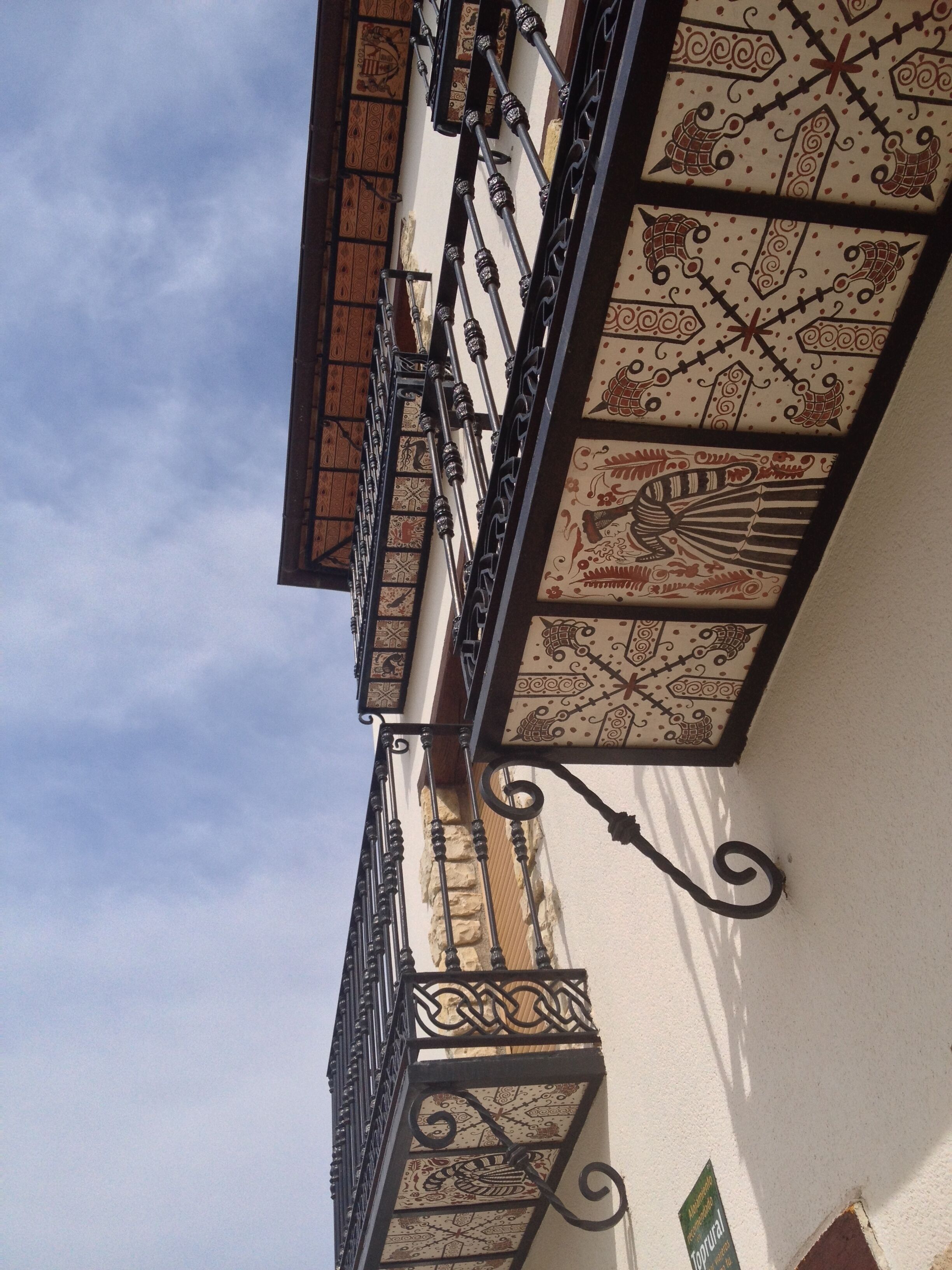 Ein Gebäude mit aufwendigen Metallgeländern und gemusterten Fliesen.