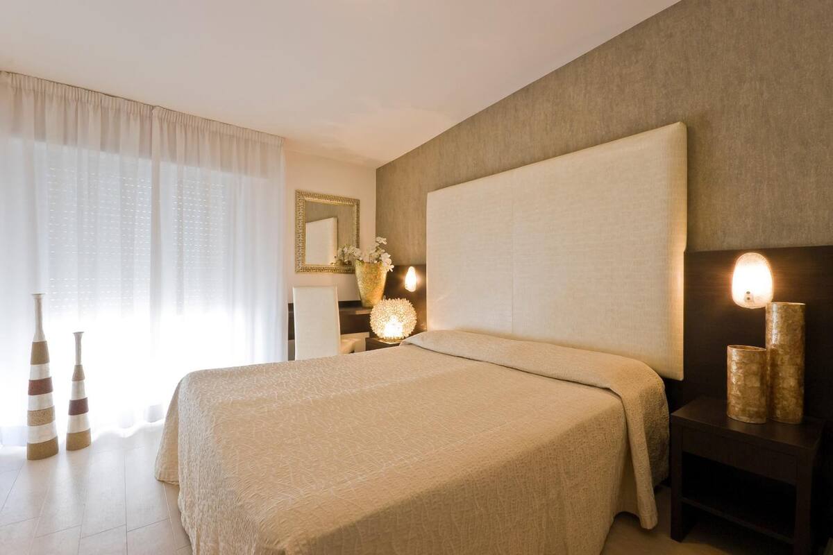 Cofres nos quartos, berços (sobretaxa), Wi-Fi de cortesia