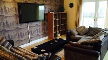 Luxury Cottage, Private Bathroom, Mountain View | Living area