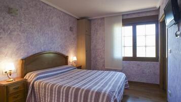 Habitación familiar (2 Adults and 2 Children) | Espacio para trabajar con un portátil y sistema de insonorización