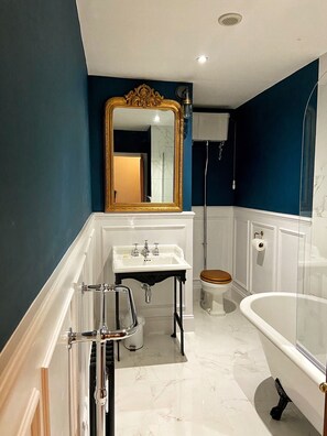 Bathroom - The Leagate Inn (Boston)