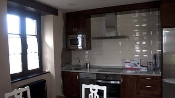 Appartement, 2 slaapkamers | Privékeuken | Een koelkast met diepvriezer, een microgolfoven, een kookplaat