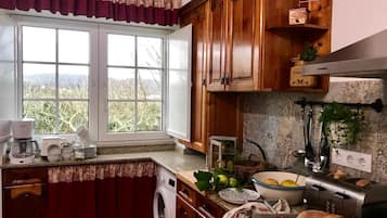 Family House, Multiple Bedrooms, Kitchen, Garden Area | Private kitchen | Stovetop, cookware/dishes/utensils